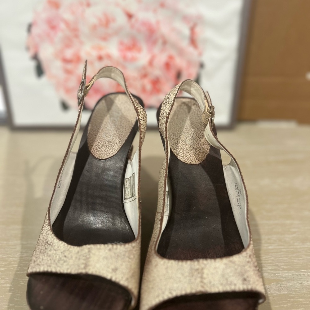 Elegant Vintage XoXo Cream Peep-Toe Heels